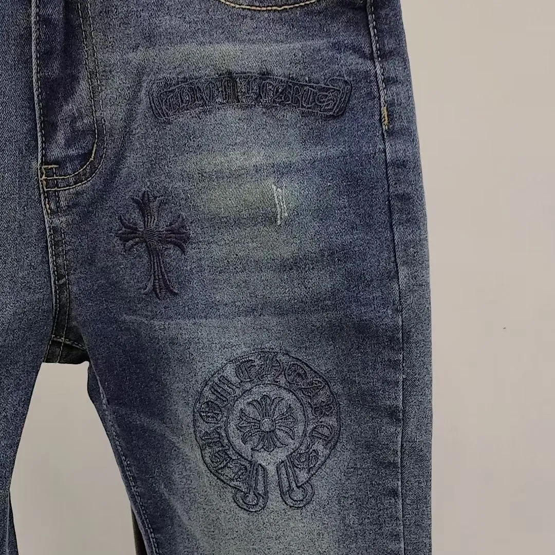 P176 Style No. Cc937 Chrome hearts high street embroidered jeans Chrome hearts vibe style versatile jeans are the most popular high street style at the moment. Made of beaded canvas fabric, heavy washing makes the upper body of the fabric more textured and the pants are tall and straight! The three-dimensional cutting of the whole trousers is a masterpiece! The beaded canvas fabric is thick and soft after washing. It has good breathability. Customized small leather label. Unique design. The details are in place, simple and elegant, and the workmanship is exquisite. The entire trousers are neatly routed and the details are in place! It’s so cool. It’s a genderless trend that both men and women can easily control. Color: Picture color. Sizes M-XXL
